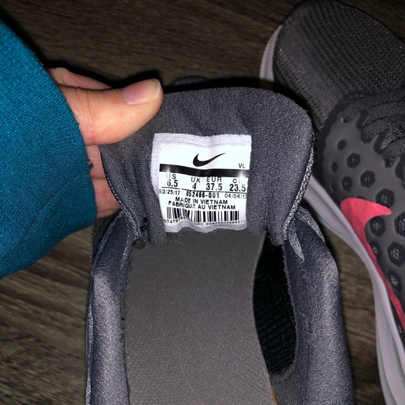 nike running shoes - Picture 4 of 5